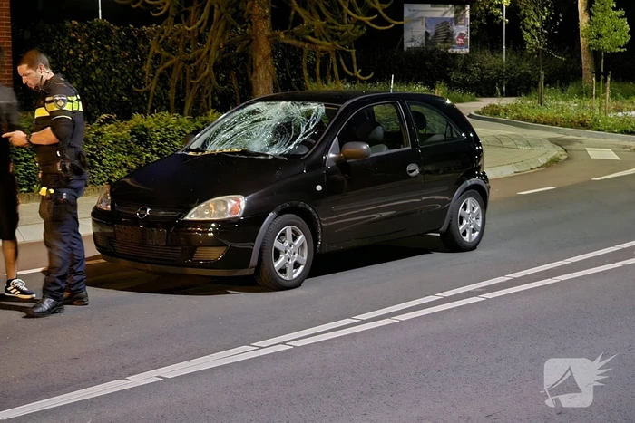 Fietser klapt op voorruit van personenauto
