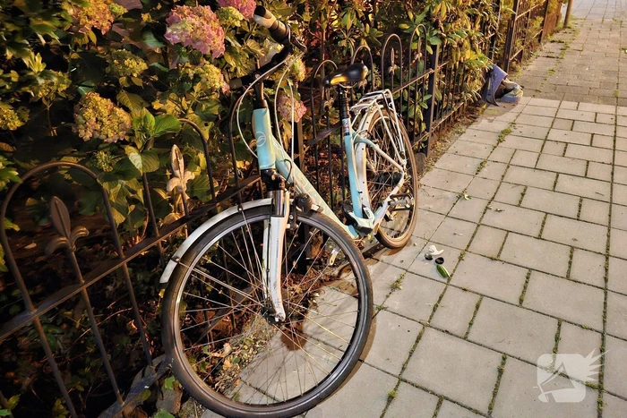 Fietser klapt op voorruit van personenauto