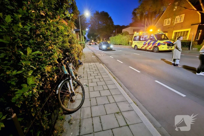 Fietser klapt op voorruit van personenauto
