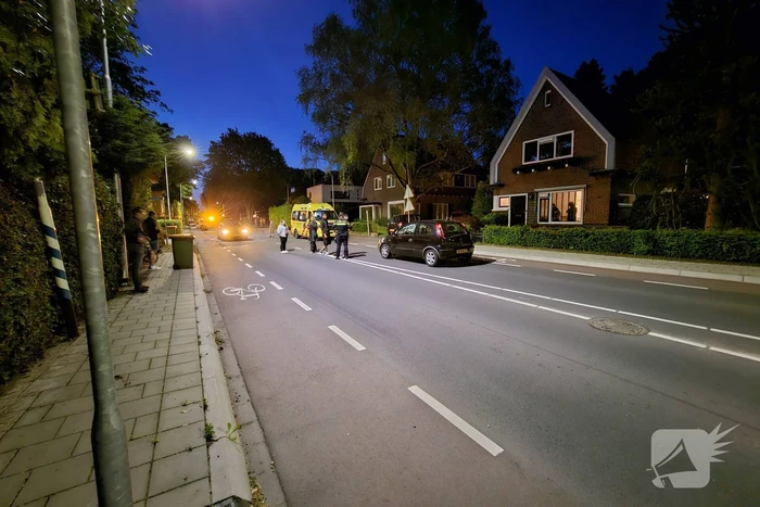 Fietser klapt op voorruit van personenauto
