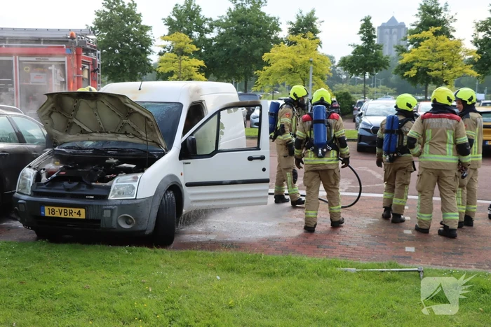 Geparkeerde bestelbus uitgebrand