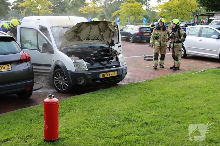 Geparkeerde bestelbus uitgebrand