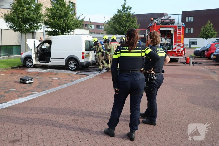 Geparkeerde bestelbus uitgebrand