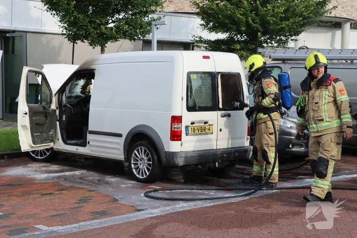 Geparkeerde bestelbus uitgebrand