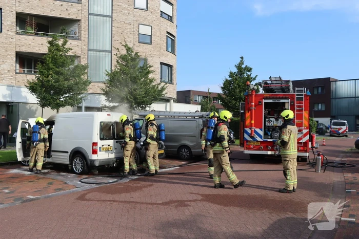 Geparkeerde bestelbus uitgebrand