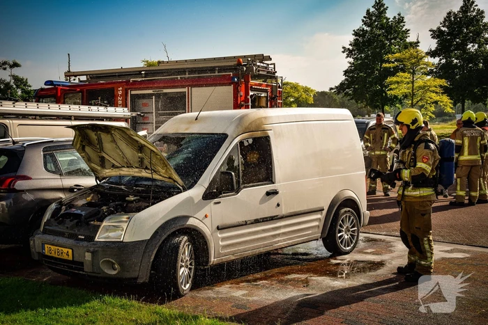 Geparkeerde bestelbus uitgebrand