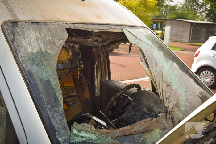 Geparkeerde bestelbus uitgebrand