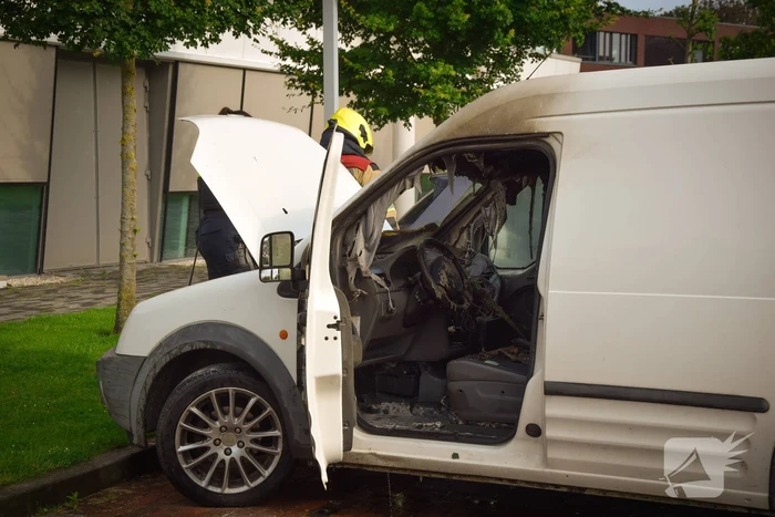 Geparkeerde bestelbus uitgebrand