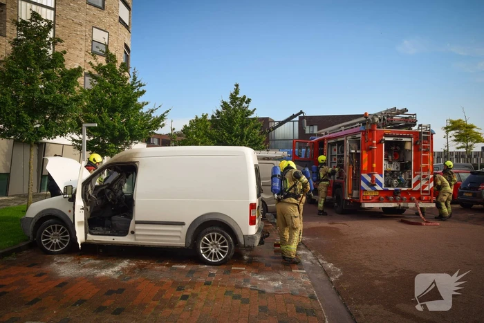 Geparkeerde bestelbus uitgebrand