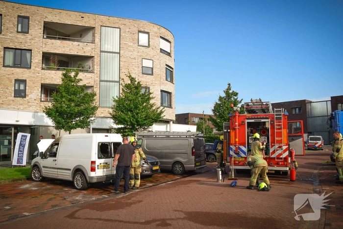 Geparkeerde bestelbus uitgebrand
