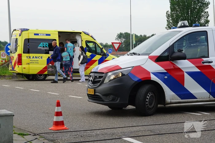 Aanhangwagen boort zich in lijnbus