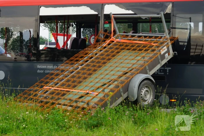 Aanhangwagen boort zich in lijnbus