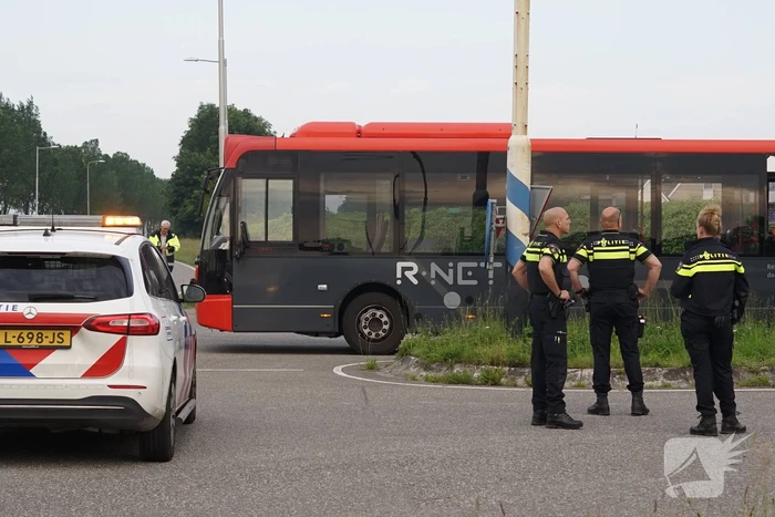 Aanhangwagen boort zich in lijnbus