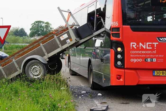 Aanhangwagen boort zich in lijnbus
