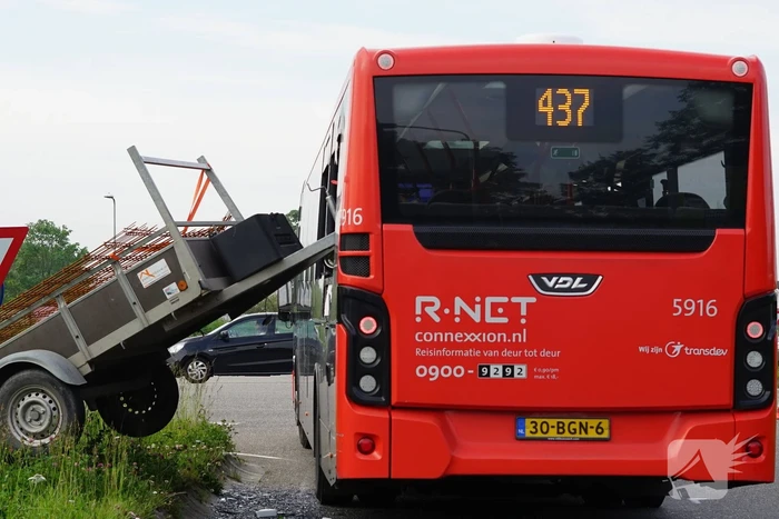 Aanhangwagen boort zich in lijnbus
