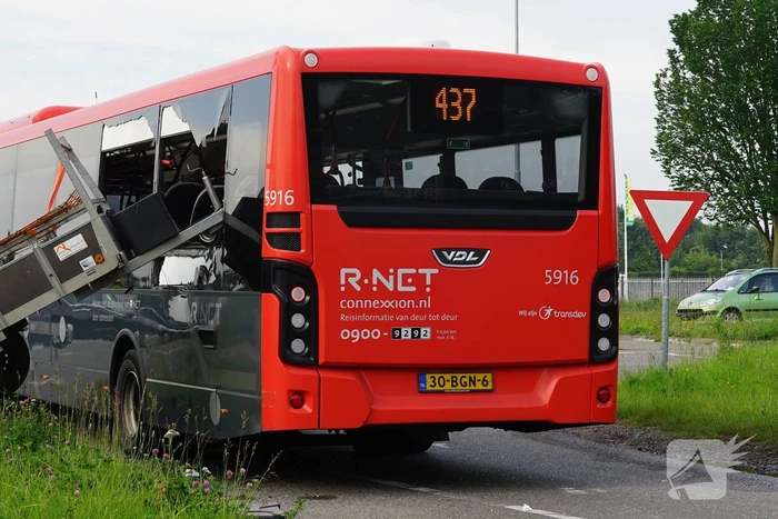 Aanhangwagen boort zich in lijnbus
