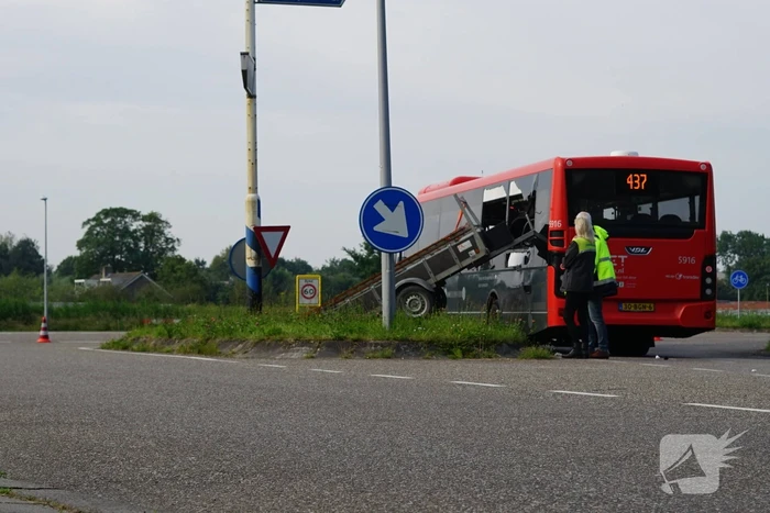 Aanhangwagen boort zich in lijnbus