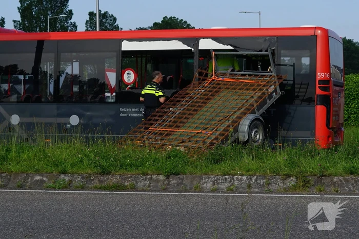 Aanhangwagen boort zich in lijnbus