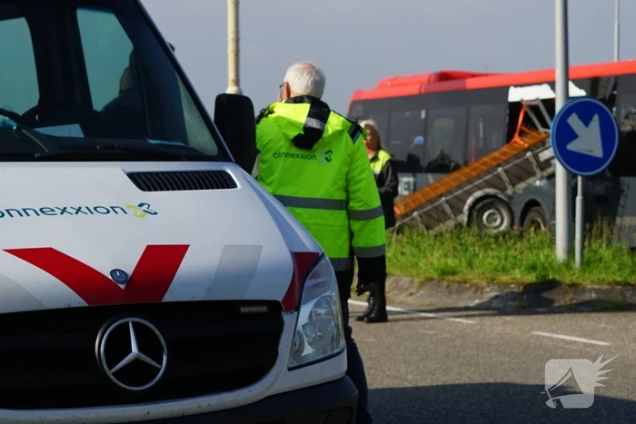 Aanhangwagen boort zich in lijnbus