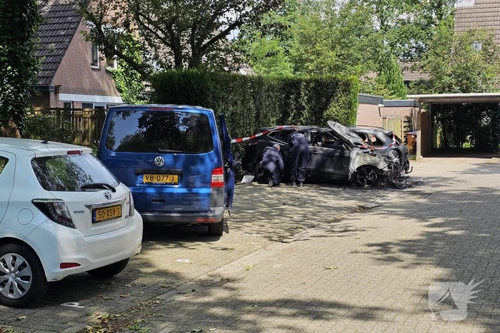 Na dagen van onrust, twee auto's afgebrand