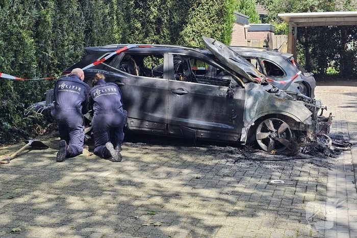 Na dagen van onrust, twee auto's afgebrand