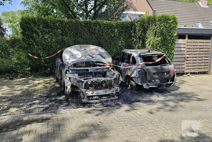 Na dagen van onrust, twee auto's afgebrand