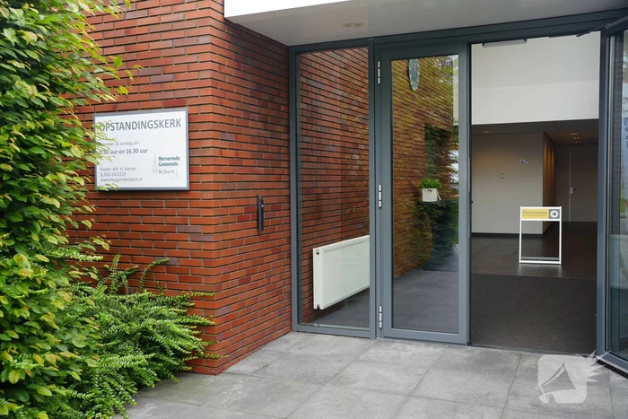 In de rij bij de stembureau in kerkgebouw