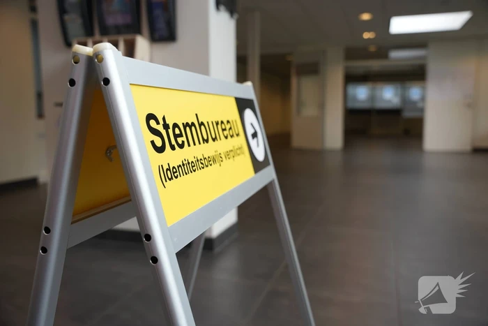 In de rij bij de stembureau in kerkgebouw