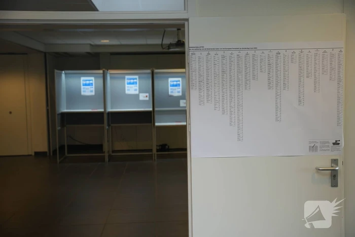 In de rij bij de stembureau in kerkgebouw