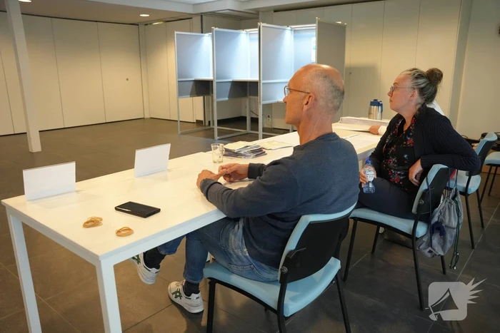 In de rij bij de stembureau in kerkgebouw