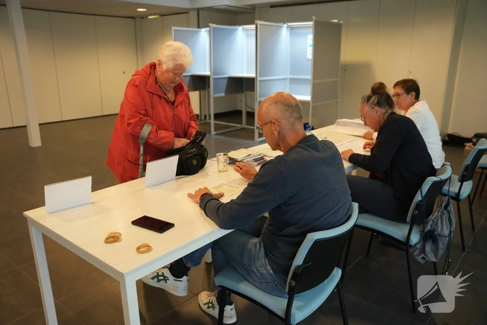 In de rij bij de stembureau in kerkgebouw