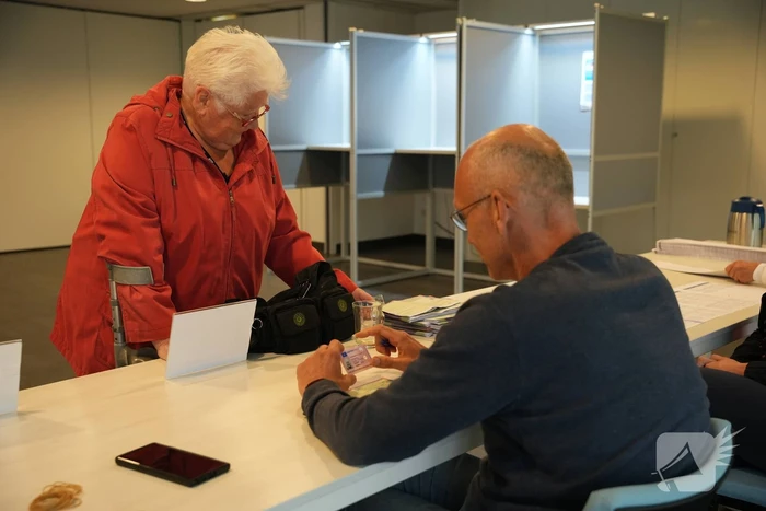 In de rij bij de stembureau in kerkgebouw