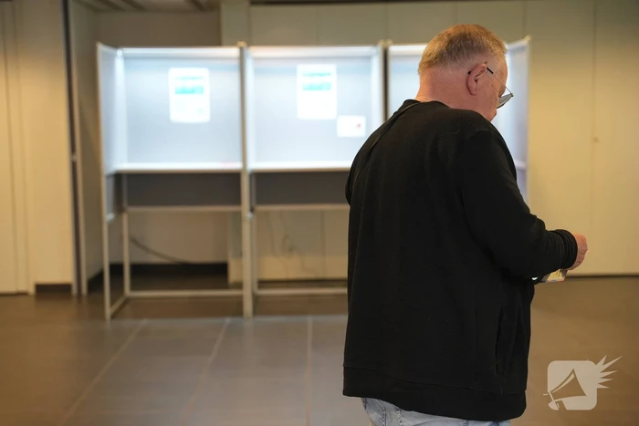 In de rij bij de stembureau in kerkgebouw