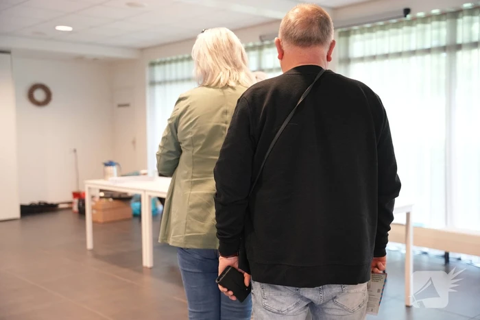 In de rij bij de stembureau in kerkgebouw