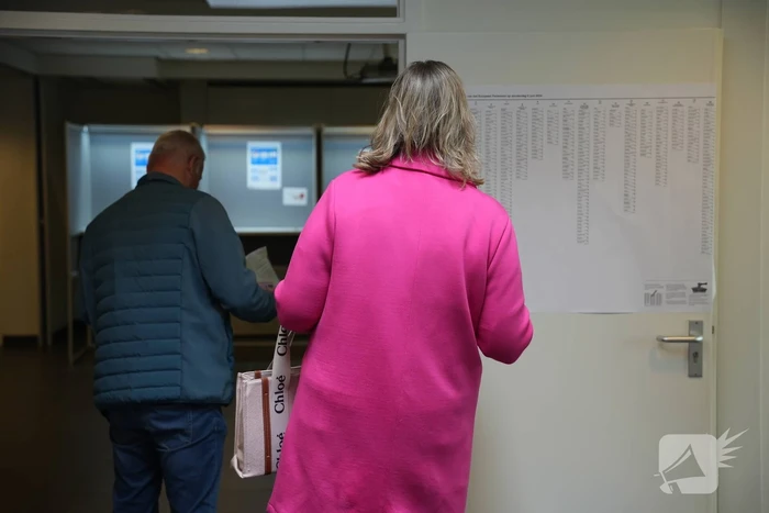 In de rij bij de stembureau in kerkgebouw