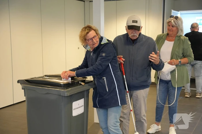 In de rij bij de stembureau in kerkgebouw