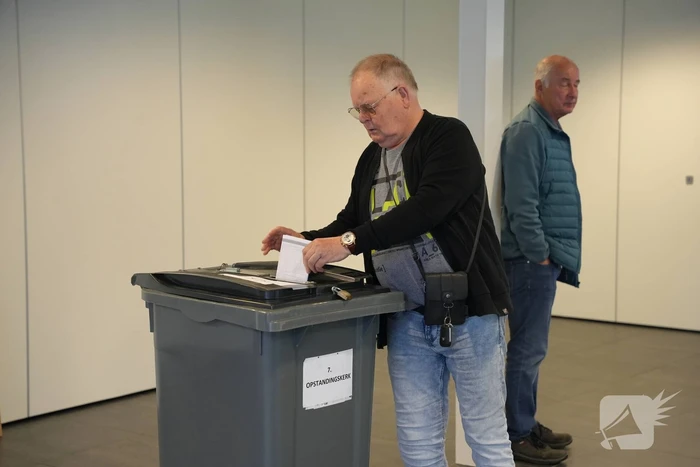 In de rij bij de stembureau in kerkgebouw