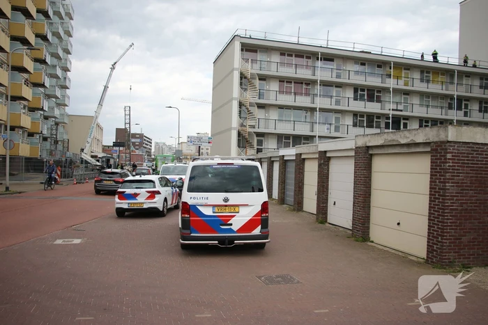 Persoon zwaargewond nadat hamer van grote hoogte valt
