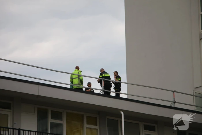 Persoon zwaargewond nadat hamer van grote hoogte valt
