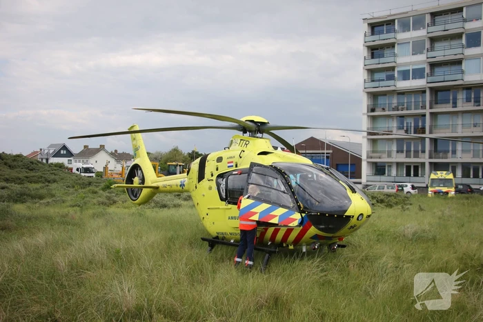 Persoon zwaargewond nadat hamer van grote hoogte valt