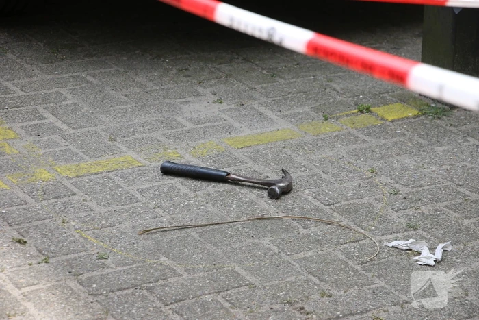 Persoon zwaargewond nadat hamer van grote hoogte valt
