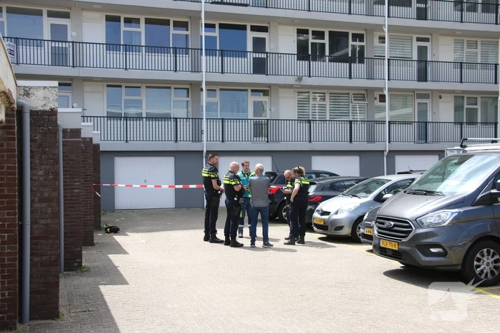 Persoon zwaargewond nadat hamer van grote hoogte valt