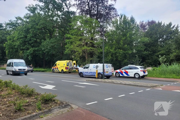 Vrouw belandt met fiets in sloot, politie doet onderzoek