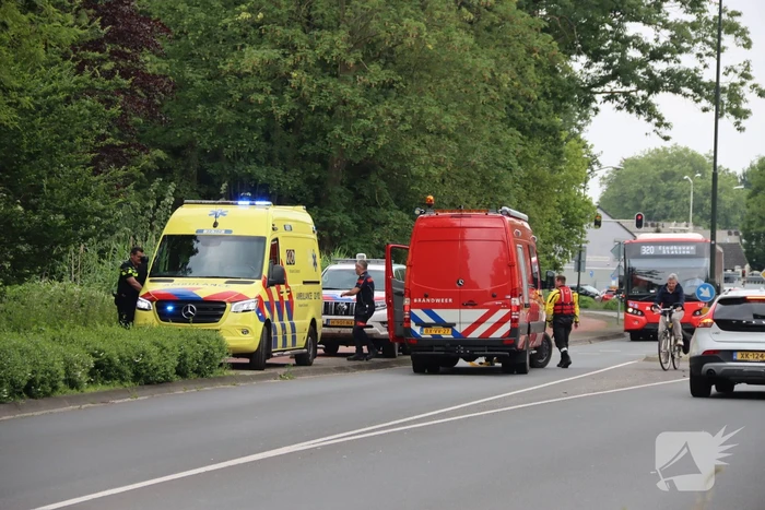Vrouw belandt met fiets in sloot, politie doet onderzoek