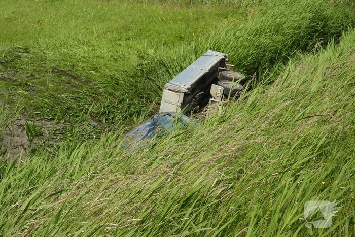 Auto met aanhanger belandt in sloot