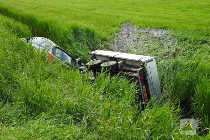 Auto met aanhanger belandt in sloot