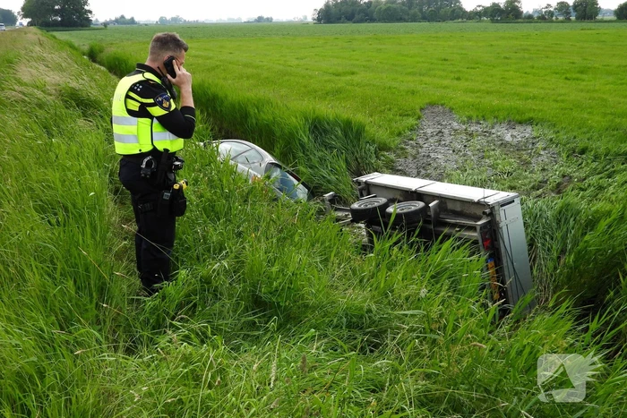 Auto met aanhanger belandt in sloot