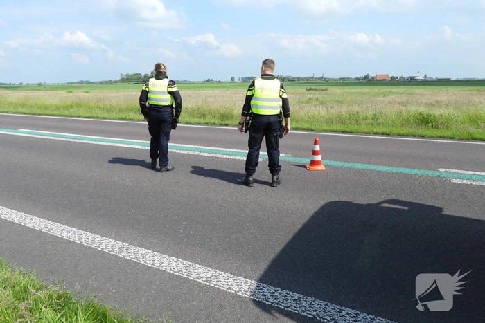 Auto met aanhanger belandt in sloot
