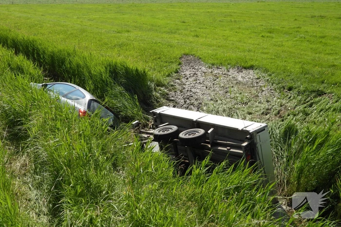 Auto met aanhanger belandt in sloot