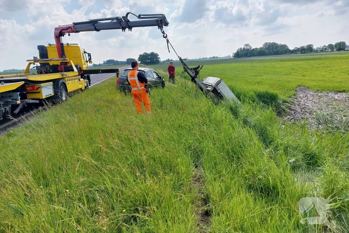 Auto met aanhanger belandt in sloot